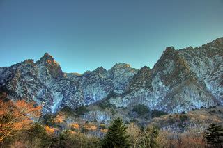 Taebaek Mountain Panorama! A 14th-Century Korean Masterpiece Celebrating Nature and Zen Simplicity