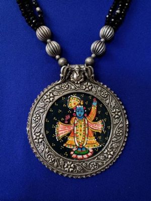 Vishnu Pendant! Exploring Divine Majesty in Miniature Sculpture